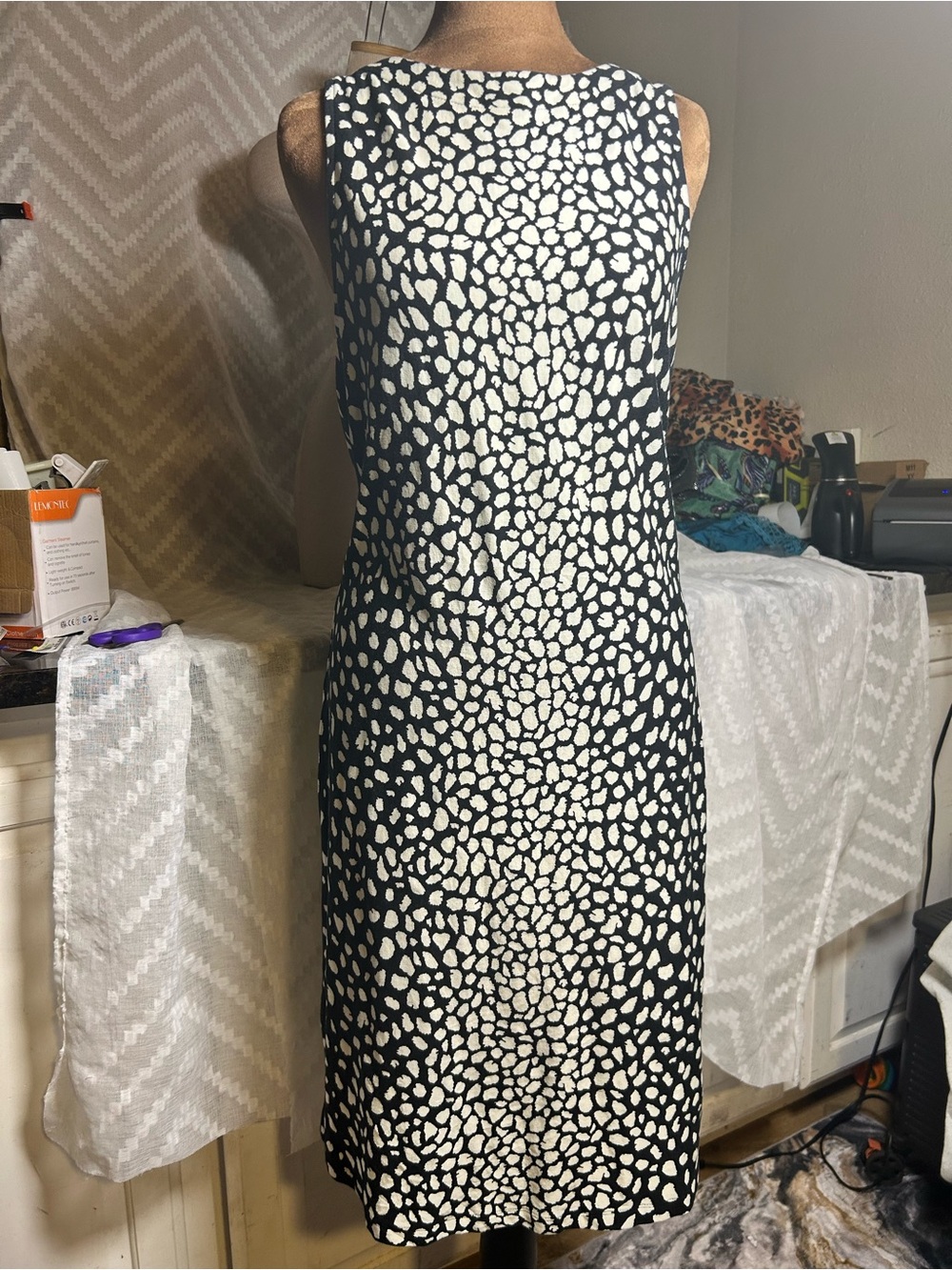Tommy BahamaSleeveless Black and White Patterned Shift Dress